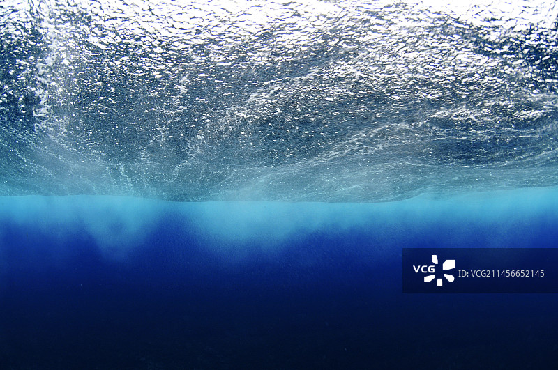 马提尼克岛的波浪之下图片素材