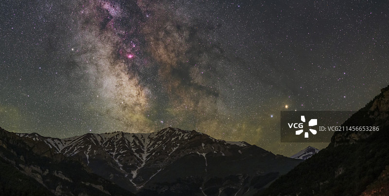 伊朗厄尔布尔士山脉上空的银河系中心隆起图片素材