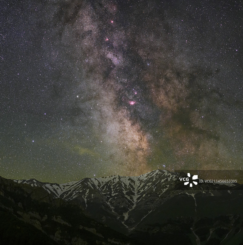 伊朗厄尔布尔士山脉之上的银河核心图片素材