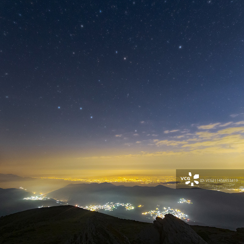 城市灯光下的大熊星座和北极星图片素材