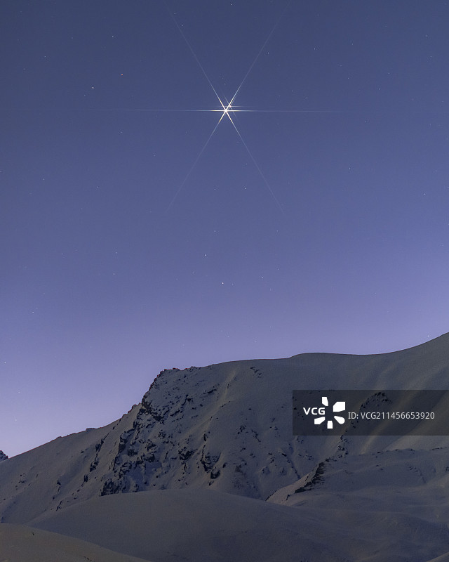 伊朗厄尔布尔士山脉上空的木星和土星大合图片素材