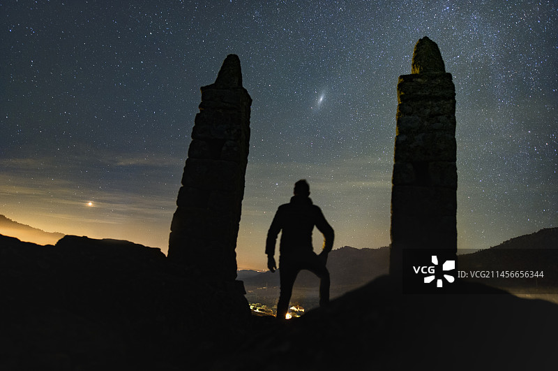 观察夜空的观星者图片素材