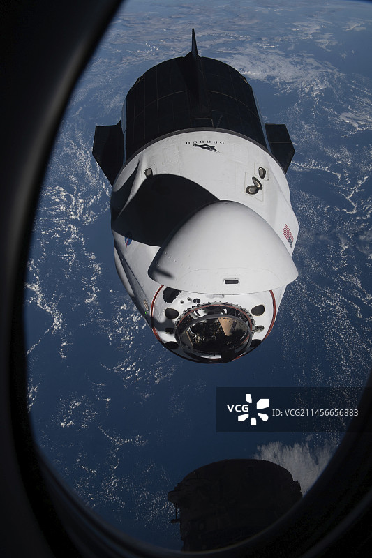 SpaceX载人龙飞船奋进号图片素材