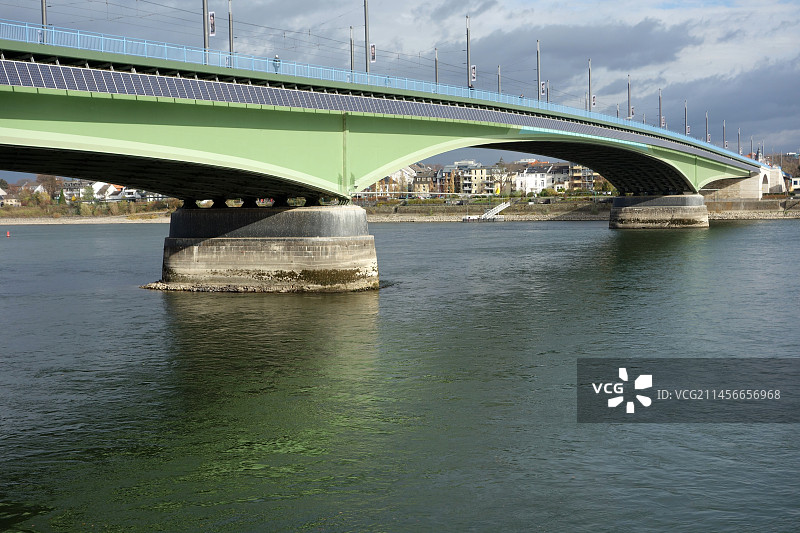 桥上的太阳能电池板图片素材