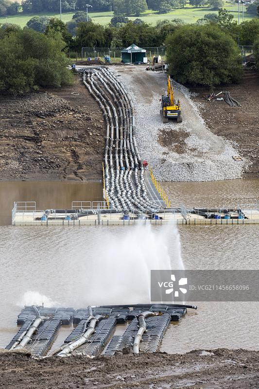 从水库抽水，英国图片素材