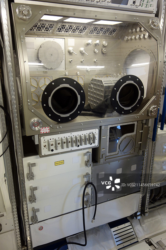 国际空间站哥伦布舱手套箱图片素材