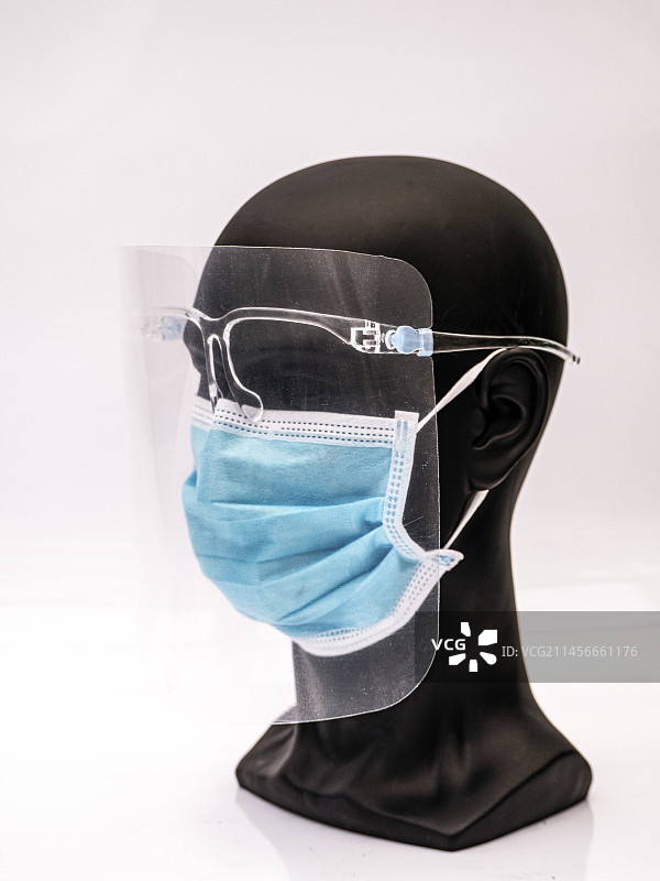 戴防护面罩和口罩的半身像图片素材