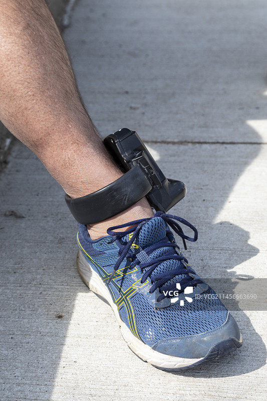 佩戴电子监控设备的男人图片素材