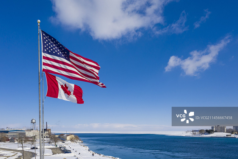 美国和加拿大国旗在美加边境图片素材