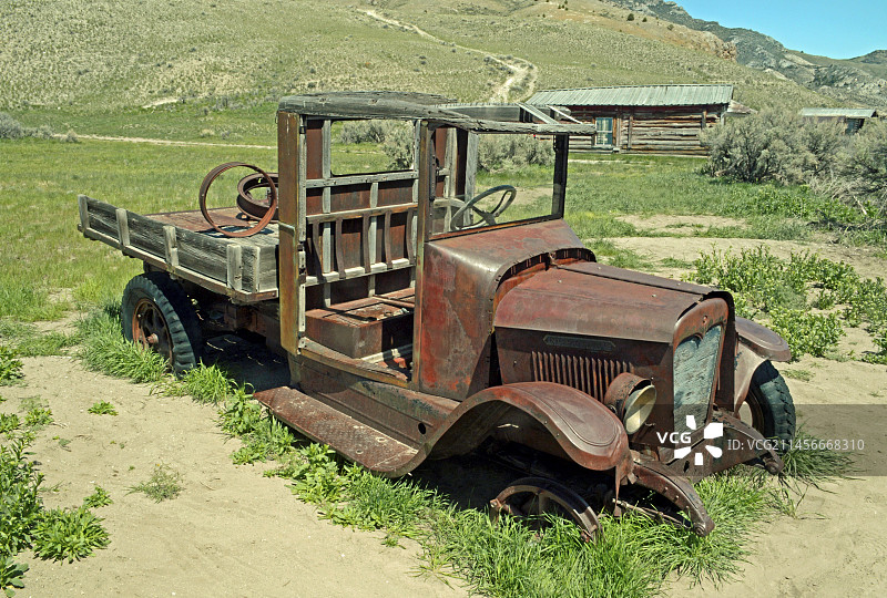 美国蒙大拿州班纳克鬼镇的废弃汽车图片素材