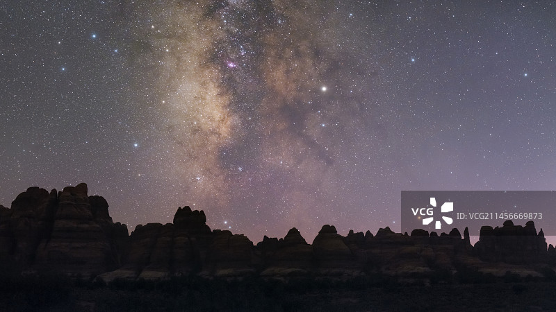美国犹他州峡谷地国家公园上空的银河图片素材