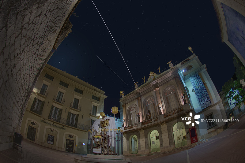 国际空间站和SpaceX Dragon 2飞船飞越西班牙达利博物馆图片素材