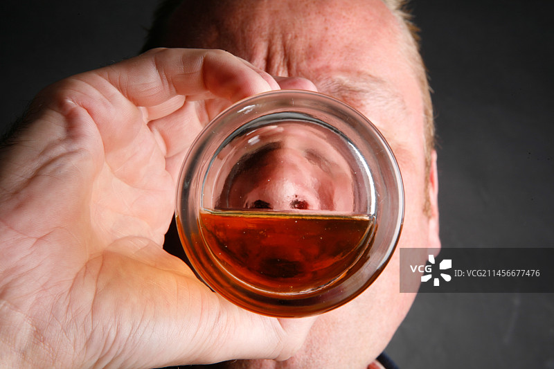 男子在喝啤酒图片素材