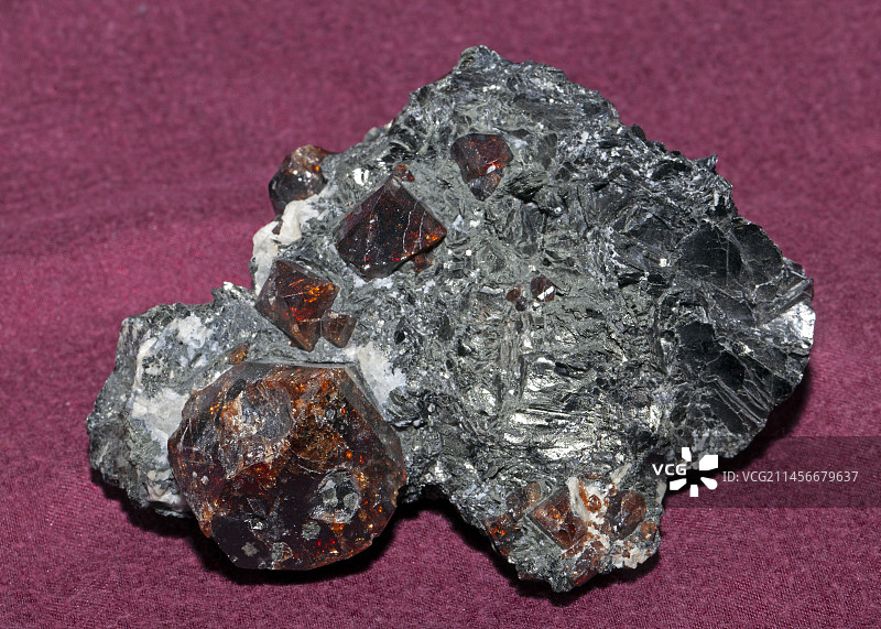 铁铝榴石图片素材