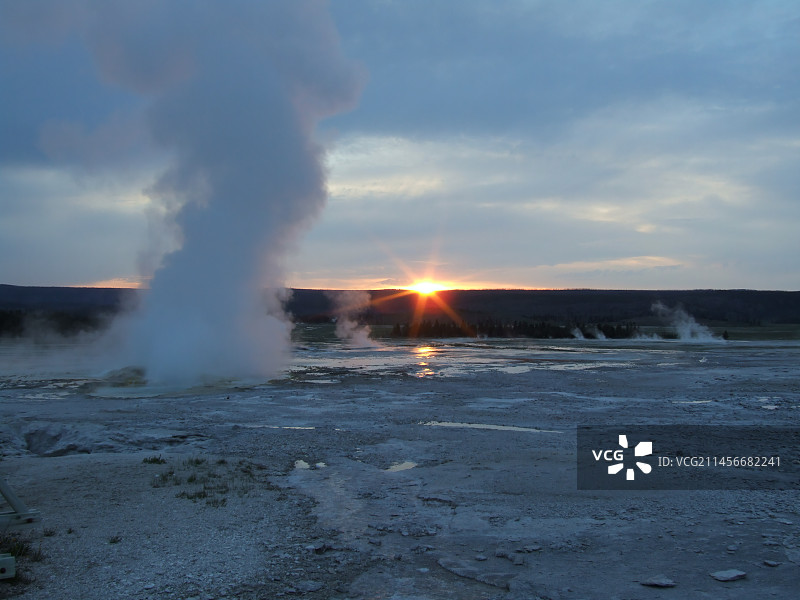 美国黄石国家公园日落时的克莱普赛德拉间歇泉图片素材