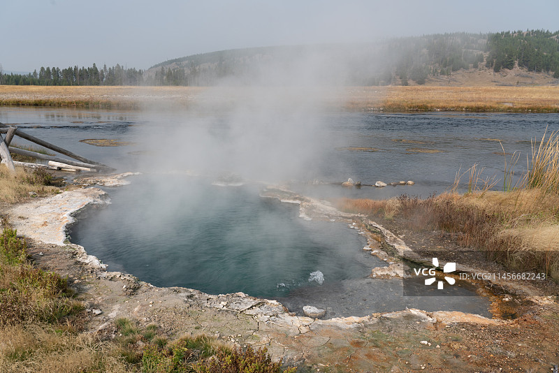 美国黄石国家公园少女坟墓泉图片素材