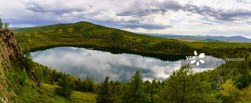 阿尔山驼峰岭天池秋色全景图片素材