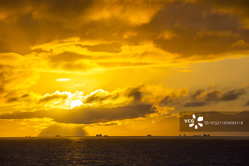 南极半岛丹科海岸的日落图片素材