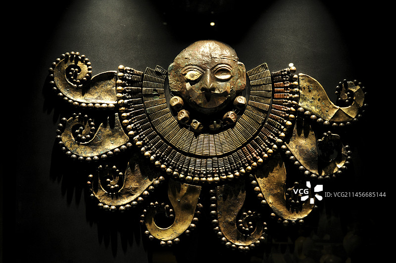 西潘王墓穴出土的胸甲图片素材