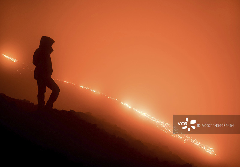 危地马拉帕卡亚火山夜间熔岩流图片素材