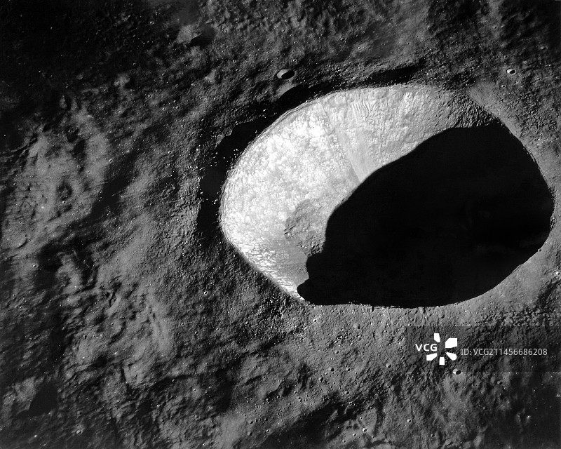 阿波罗10号拍摄的施密特月球陨石坑图片素材