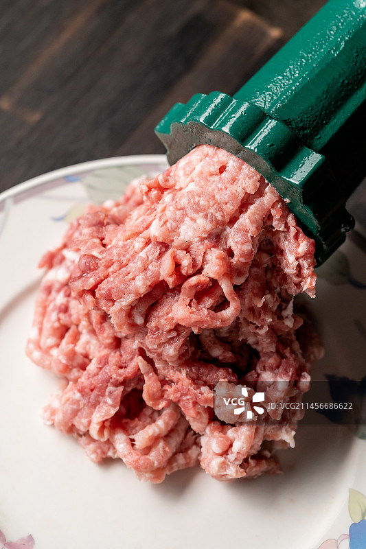 新鲜猪肉刚刚绞出的肉馅图片素材