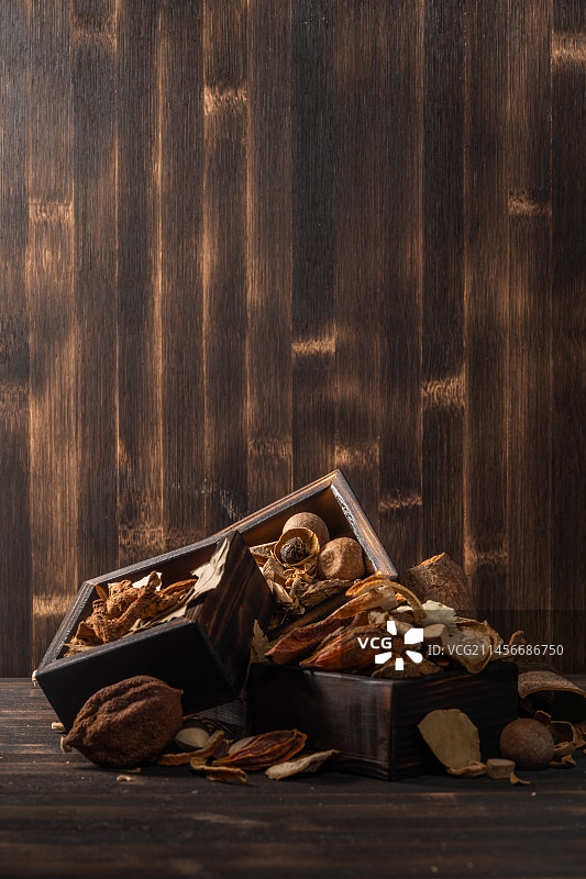 暗色木纹背景下的传统调味品图片素材