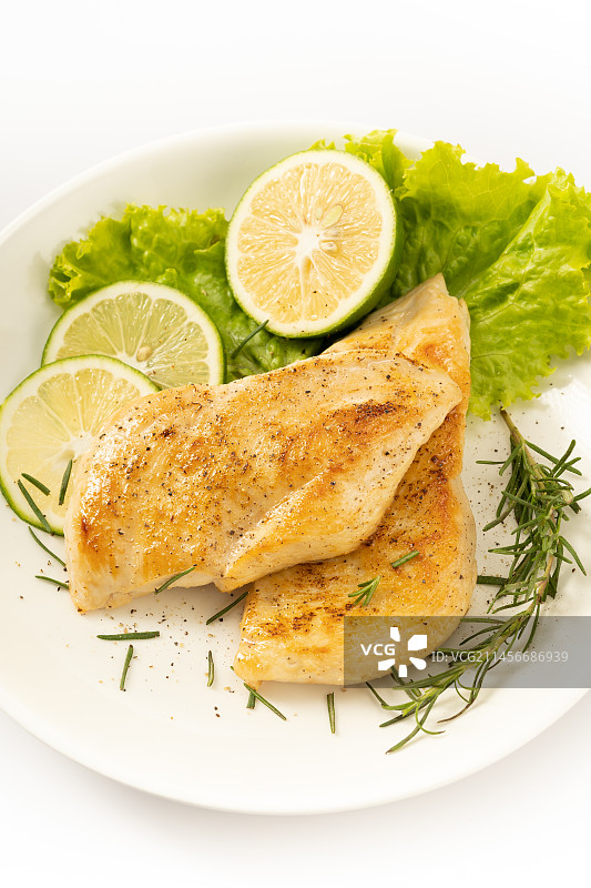 纯色背景下的香煎鸡胸肉图片素材