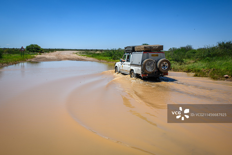 越野车涉水行驶图片素材