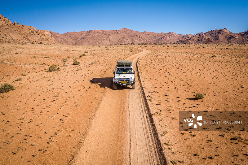 车辆穿越纳米比亚沙漠图片素材