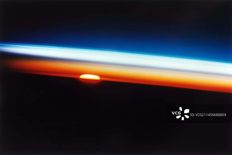 地球轨道上的日出图片素材