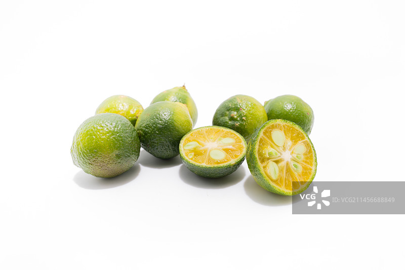 纯白色背景下的新鲜小青柠图片素材