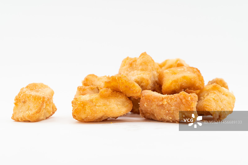 纯白色背景下的新鲜油炸鸡米花图片素材