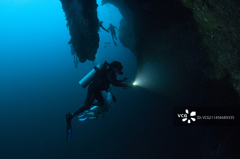 在伯利兹大蓝洞内的潜水员图片素材