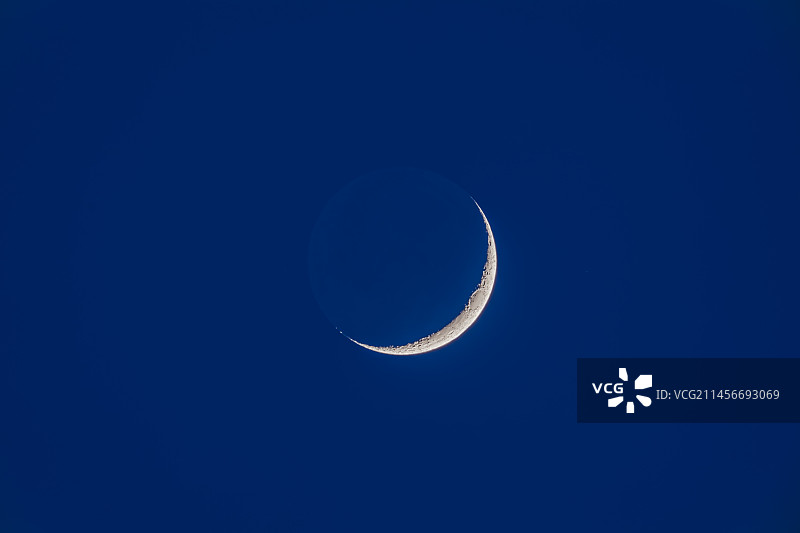 盈月与黄昏地照图片素材