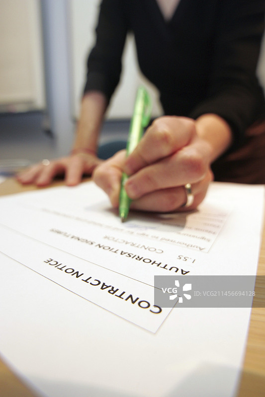 女人签署合同图片素材