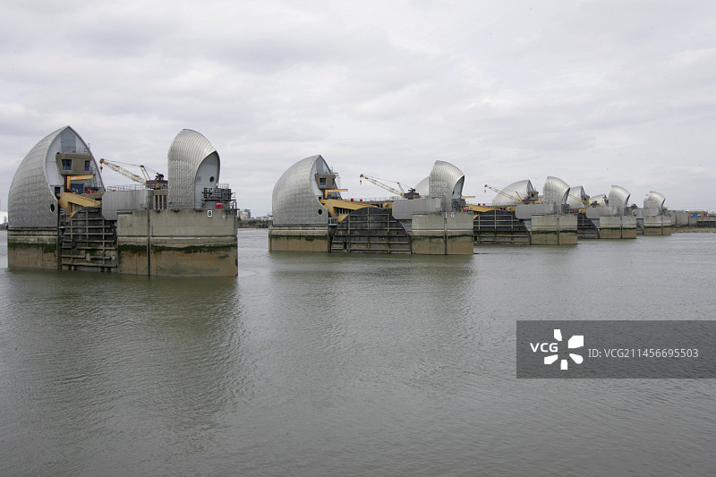 英国伦敦的泰晤士河水闸图片素材