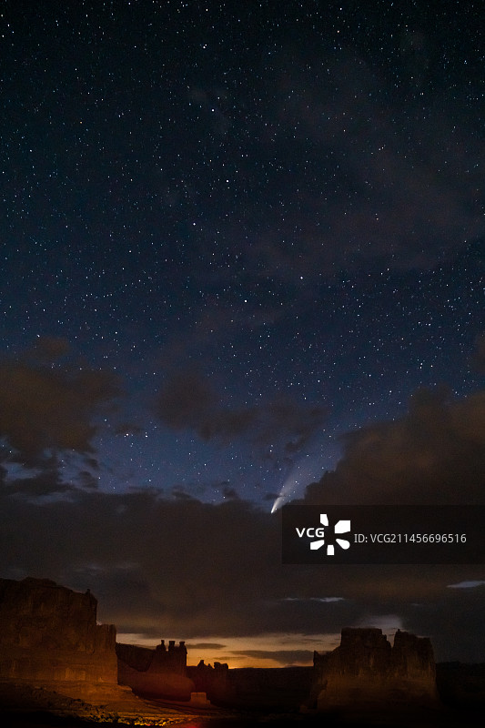 NEOWISE彗星飞过美国犹他州拱门国家公园图片素材