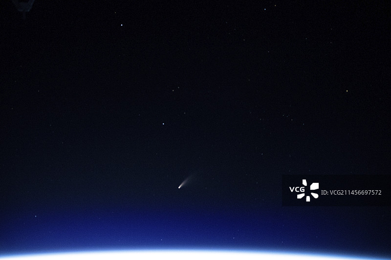 国际空间站拍摄的尼欧怀兹彗星图片素材