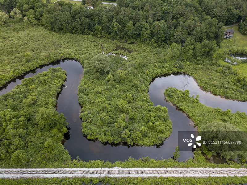 美国佛蒙特州的巴滕基尔河和铁路图片素材