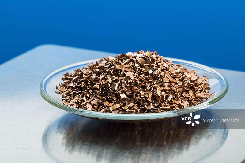 手表玻璃上的黄铜金属车削图片素材