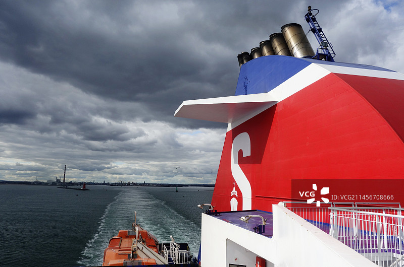 驶离港口的渡轮图片素材