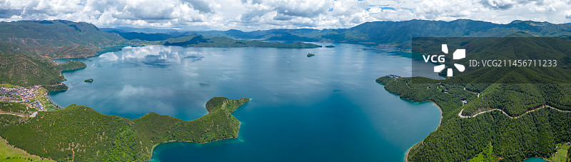 航拍泸沽湖：湖水风光与蓝天白云图片素材