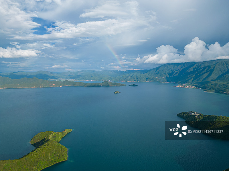 航拍泸沽湖：湖水风光与蓝天白云图片素材