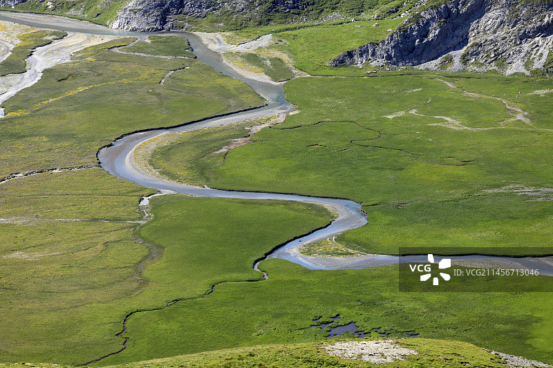 砾石平原上的蜿蜒溪流图片素材