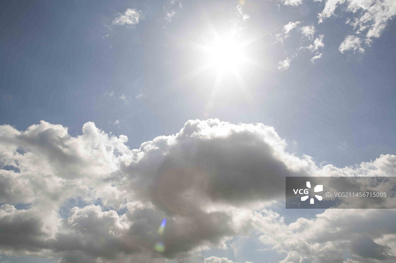天空中的太阳和云彩图片素材