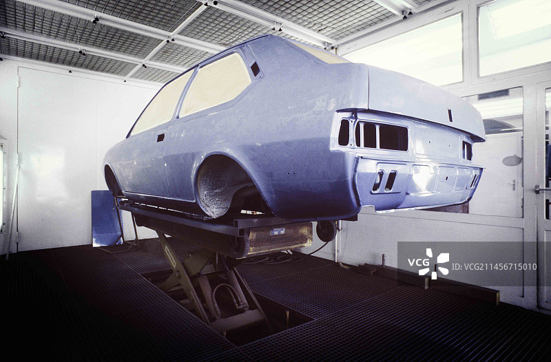 喷漆车间中的汽车车身图片素材