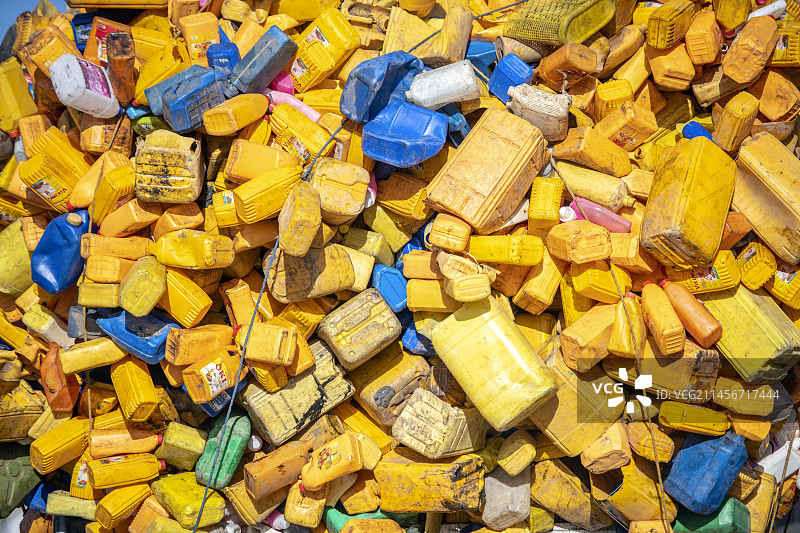 绑在卡车上的塑料瓶和容器图片素材