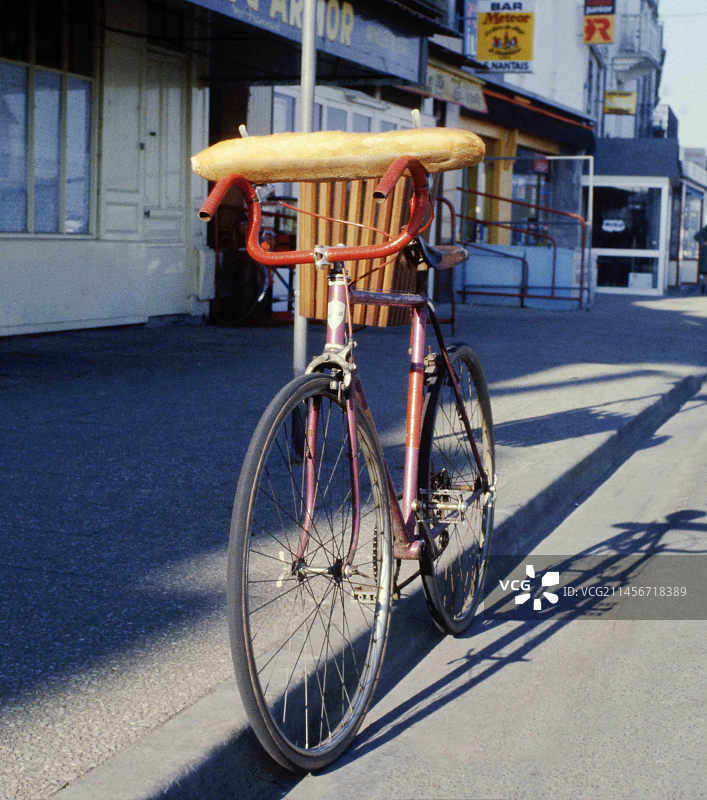 载着法棍面包的自行车图片素材