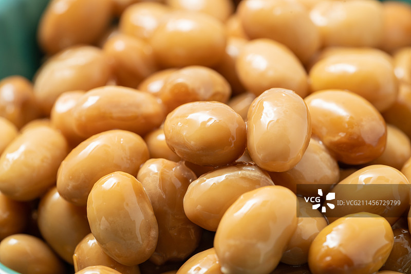 单色背景下的新鲜纳豆图片素材